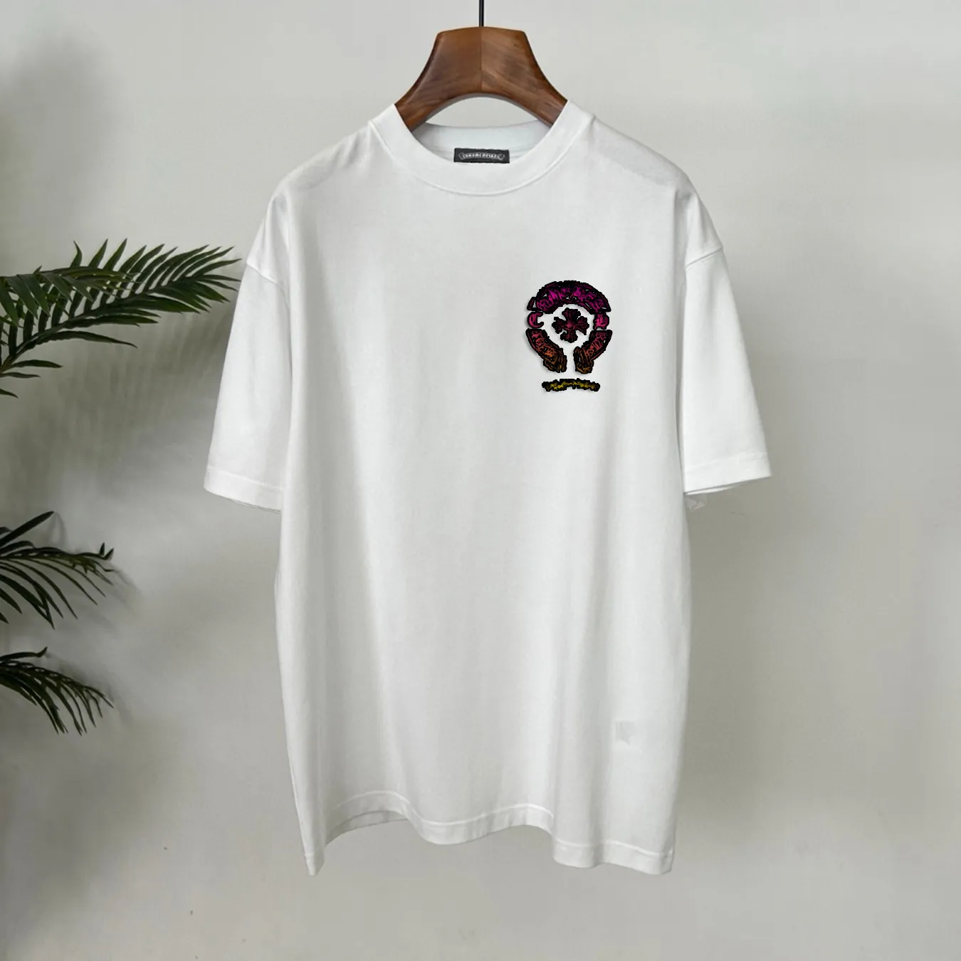 P160 Chrome Hearts Chrome Hearts printed round neck short-sleeved T-shirt 1:1 paired fabric 250g terry high weight 100% pure cotton Pre-shrunk 1×1 double yarn will not deform for a lifetime Same style for men and women Official website details consistent Horseshoe print smoke letter logo letter printing Complete three labels Moisture-proof paper Differentiated market currency Feel free to compare OS version Can wear up to 200 pounds without pressure The upper body is comfortable and stylish Color: black, white, Size: s-xxl
